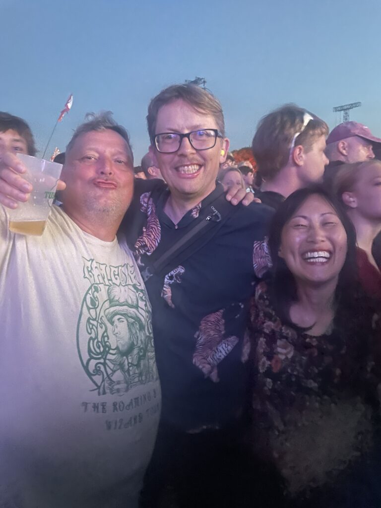 Glade folk i pitten efter Sarah gav alle rød læbepomade på